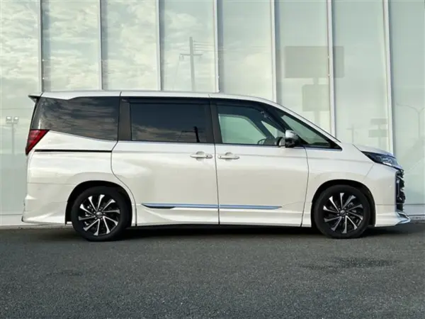 2024 Toyota Noah — photo 8 | Tuminion Kenya