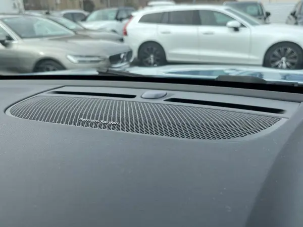 Volvo XC40 Ultimate B4 AWD Certified Used Car AWD Black Leather Seats Harman/Kardon Intellisafe Radar Cruise Collision Mitigation Braking 360° Camera Pilot Assist Genuine 9-inch Navigation Non-smoking Car Seat Heater (Fjord Blue Metallic) — photo 7