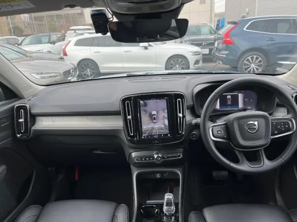 2023 Volvo Xc40 — photo 2