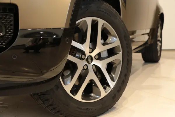 2023 Landrover Defender — photo 3