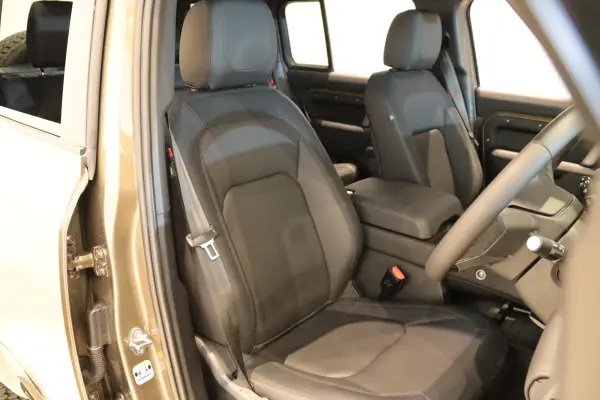 Land Rover Defender 110 X Dynamic SE 3.0L D300 Diesel Turbo 4WD — photo 8