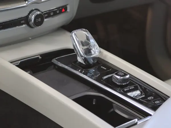 Volvo XC60 B5 AWD Inscription 4WD White Leather Seats Harman/Kardon Surround Intellisafety ACC Lane Keep BLIS Seat Ventilation Seat Heater Head-Up Display Steering Heater CarPlay Compatible (Crystal White Pearl) — photo 7