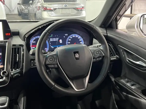 Toyota Crown Hybrid 2.5 G — photo 9