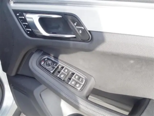 Porsche Macan PDK 4WD One Owner Porsche Active Safe Lane Assist Side Assist ACC Sport Chrono Package Entry & Drive PCM Navigation 360 Camera PASM Panorama SR Black Leather Seats Seat Heater 14-Way Power Seats (Silver) — photo 9