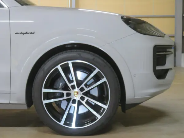 Porsche Cayenne E-Hybrid Tiptronic S 4WD Adaptive Air Suspension (PASM)/Panoramic Roof/22-inch Sport Design Wheels/Sports Tail Pipes/High Gloss Black SportDesign (Crayon) — photo 7