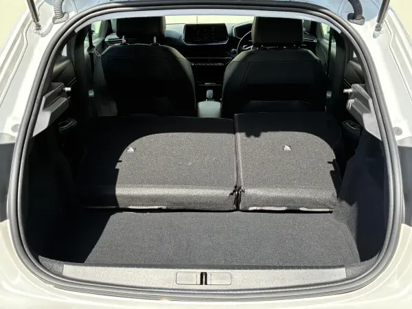 Peugeot 208 Allure Certified Used Car with Apple CarPlay, Active Cruise Control, Lane Positioning Assist, Steering Paddle Shift, Backup Camera, ETC Onboard Unit, Wireless Charging, Corner Sensors (Pearl White) — photo 9