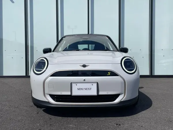 Mini Cooper SE 3-Door Former Demo Car FAVOURED TRIM Blue Leather Seats Seat Heater Steering Heater 17-inch AW Parking Assist Plus Driving Assist Plus Head-Up Display Wireless Charging (Nanoq White) — photo 7