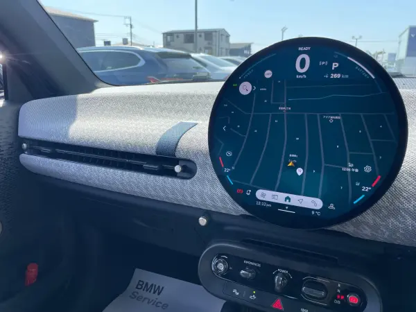 Mini Cooper SE 3-Door Former Demo Car FAVOURED TRIM Blue Leather Seats Seat Heater Steering Heater 17-inch AW Parking Assist Plus Driving Assist Plus Head-Up Display Wireless Charging (Nanoq White) — photo 8