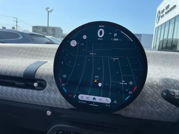 Mini Cooper SE 3-Door Former Demo Car FAVOURED TRIM Blue Leather Seats Seat Heater Steering Heater 17-inch AW Parking Assist Plus Driving Assist Plus Head-Up Display Wireless Charging (Nanoq White) — photo 9