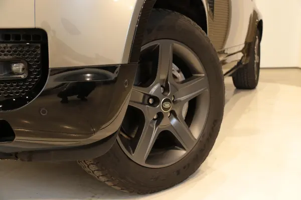 2023 Landrover Defender — photo 3