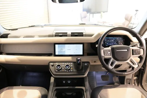 2023 Landrover Defender — photo 2