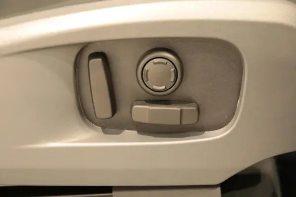 Land Rover Defender 110 X Dynamic SE 3.0L D300 Diesel Turbo 4WD with Meridian Sound, Air Suspension, Seat Heater, ACC, Memory Power Seats, 20-inch Alloy Wheels, 360-degree Camera (Silicon Silver Premium Metallic) — photo 9