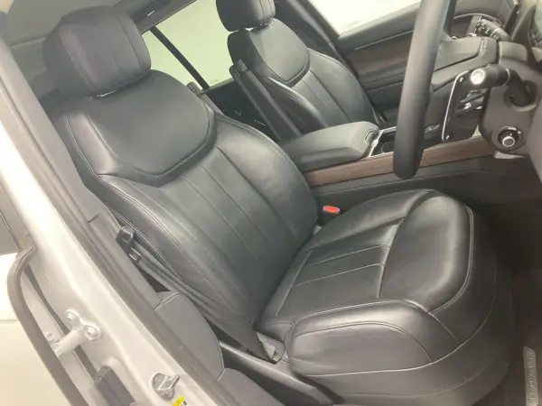 Land Rover Range Rover HSE 3.0L D300 Standard Wheelbase Diesel Turbo 4WD 1 Owner Black Leather Genuine 22AW Fixed Panorama Roof Steering Wheel Heater MERIDIAN Front & Rear Seat Heater & Ventilation Head-Up Display All Door Easy Closer Front & Rear Power Seats 22 Spare Tire (White) — photo 7