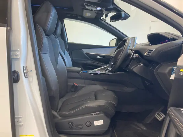 Peugeot 5008 GT BlueHDi Black Pack Diesel Turbo Semi-Leather Seats, Seat Heater, Genuine Navi, Smart Key, Push Start, Panoramic Sunroof, Active Safety Brake, Traffic Sign Information, Fatigue Detection, Adaptive Lights, Park Assist (Pearl White) — photo 9