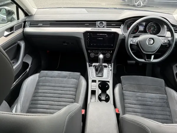 2020 Volkswagen Passat — photo 2