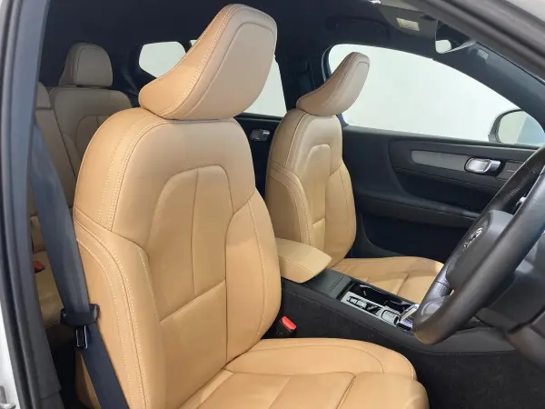 Volvo XC40 B4 AWD Inscription 4WD Brown Leather Seats Power Seats Seat Heater Steering Wheel Heater Genuine Navigation Full-Seg TV 360-Degree Camera ETC Front/Rear Dashcam Wireless Charging Power Tailgate LED Headlamps LED Fog Lamps (Crystal White Pearl) — photo 7