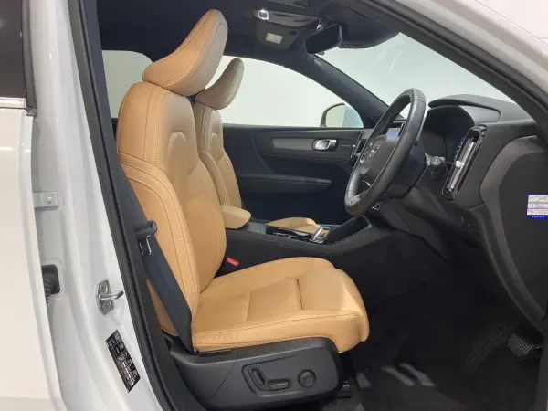 Volvo XC40 B4 AWD Inscription 4WD Brown Leather Seats Power Seats Seat Heater Steering Wheel Heater Genuine Navigation Full-Seg TV 360-Degree Camera ETC Front/Rear Dashcam Wireless Charging Power Tailgate LED Headlamps LED Fog Lamps (Crystal White Pearl) — photo 8