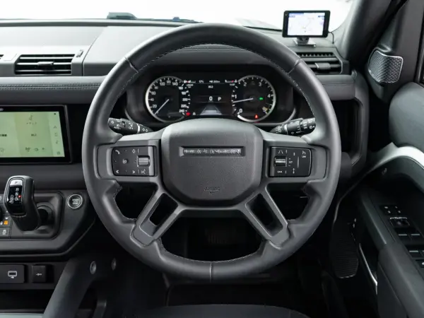 Land Rover Defender 110 X Dynamic SE 3.0L D300 Diesel Turbo 4WD Certified Used Car 7-Seater MERIDIAN Panoramic Sliding Roof Ambient Light Black Pack 20-inch AW Air Suspension LED Headlights Seat Heater (Fuji White (Solid)) — photo 7