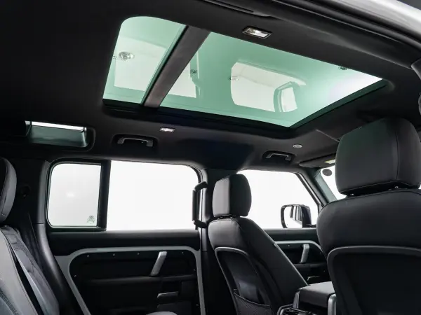 Land Rover Defender 110 X Dynamic SE 3.0L D300 Diesel Turbo 4WD Certified Used Car 7-Seater MERIDIAN Panoramic Sliding Roof Ambient Light Black Pack 20-inch AW Air Suspension LED Headlights Seat Heater (Fuji White (Solid)) — photo 9