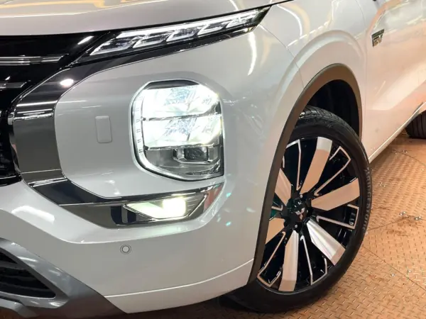 Mitsubishi Outlander PHEV 2.4 P Executive Package 4WD Non-Smoking 7-Seater YAMAHA Sound Sunroof Genuine 12-inch Navigation 360-Degree Camera My Pilot Digital Mirror Blind Spot Monitor Power Rear Gate Memory Seat Brown Leather Seat Ventilation (White Diamond/Black Mica) — photo 9