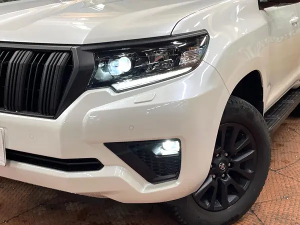 Toyota Land Cruiser Prado 2.8 TX L Package Matt Black Edition Diesel Turbo 4WD Non-Smoking Sunroof 9-inch Navigation All-Around Camera Beige Leather 7-Seat Blind Spot Monitor Full-Seg Center Diff Lock Safety Sense Radar Cruise Control (White Pearl Crystal Shine) — photo 8