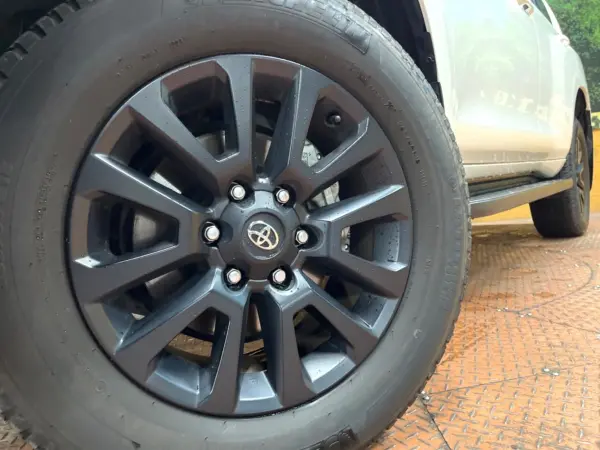 Toyota Land Cruiser Prado 2.8 TX L Package Matt Black Edition Diesel Turbo 4WD Non-Smoking Sunroof 9-inch Navigation All-Around Camera Beige Leather 7-Seat Blind Spot Monitor Full-Seg Center Diff Lock Safety Sense Radar Cruise Control (White Pearl Crystal Shine) — photo 9
