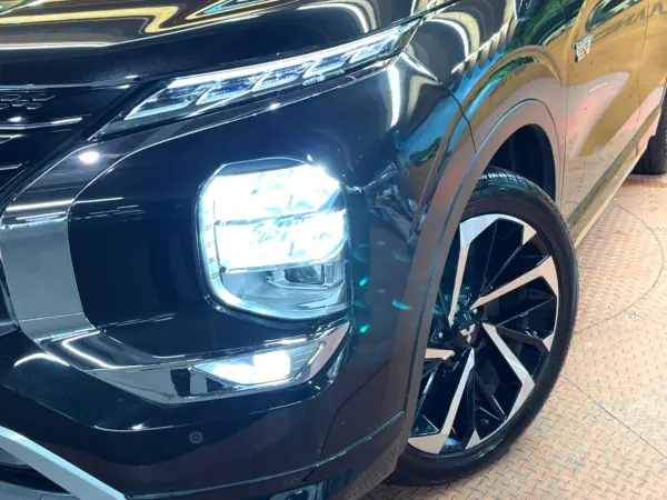 Mitsubishi Outlander PHEV 2.4 P 4WD Non-Smoking BOSE Factory Navigation Surround View Camera My Pilot Blind Spot Monitor Power Tailgate Memory Seat Seat Heater Paddle Shift LED Headlights ETC 1500W Outlet (Black Diamond) — photo 9