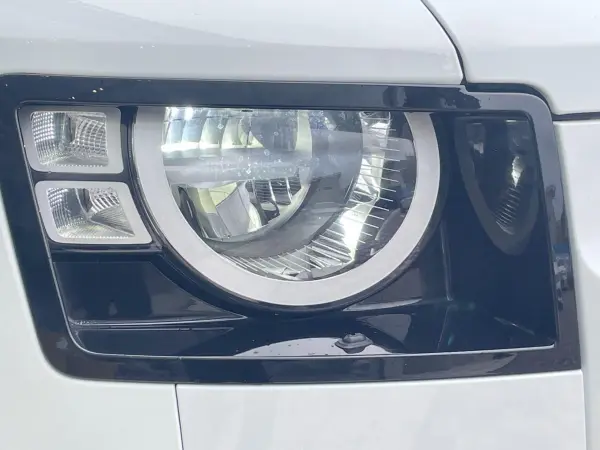 Land Rover Defender 110 S 2.0L P300 4WD Driver Assist Pack Off-Road Pack Cold Climate Pack Black Leather Seats Radar Cruise Surround View Camera Apple CarPlay Blind Spot Steering Heater Non-Smoker One Owner (Fuji White) — photo 8