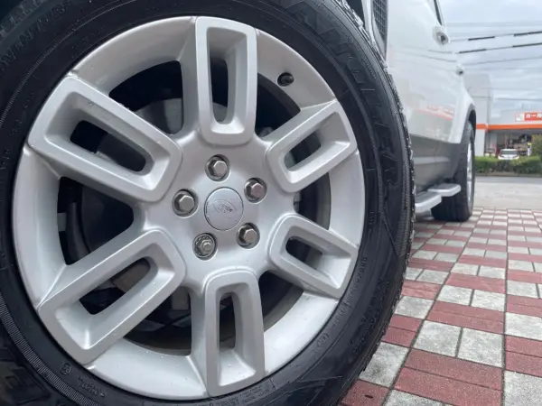 Land Rover Defender 110 S 2.0L P300 4WD Driver Assist Pack Off-Road Pack Cold Climate Pack Black Leather Seats Radar Cruise Surround View Camera Apple CarPlay Blind Spot Steering Heater Non-Smoker One Owner (Fuji White) — photo 9