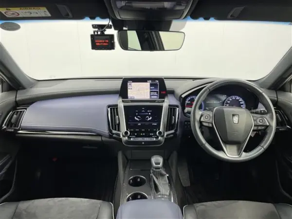 2020 Toyota Crown — photo 2