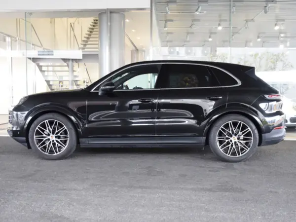 2023 Porsche Cayenne — photo 2