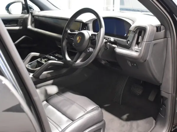 Porsche Cayenne 3.0 Tiptronic S 4WD 2024 Model New Car Warranty + Used Car Warranty (Chromite Black Metallic) — photo 7