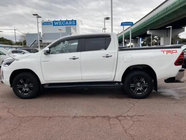 2022 Toyota Hilux — photo 2