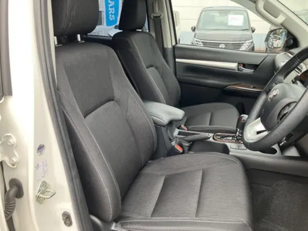 Toyota Hilux 2.4 Z Diesel Turbo 4WD with Factory SD Navigation, Collision Safety System, Lane Departure Prevention Assist System, LED Headlights, ETC, ABS with EBD, Anti-Skid System, Backup Monitor, Full-Seg TV, Driver Airbag, Passenger Airbag (Platinum White Pearl Mica) — photo 7