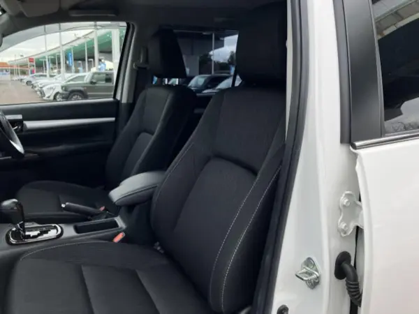 Toyota Hilux 2.4 Z Diesel Turbo 4WD with Factory SD Navigation, Collision Safety System, Lane Departure Prevention Assist System, LED Headlights, ETC, ABS with EBD, Anti-Skid System, Backup Monitor, Full-Seg TV, Driver Airbag, Passenger Airbag (Platinum White Pearl Mica) — photo 9