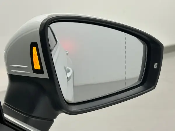 Volkswagen Tiguan TDI 4Motion R-Line Diesel Turbo 4WD with Genuine Navigation, Genuine Leather Seats, All-Around Drive Recorder, Full-Seg TV, Bluetooth, ETC, All-Seat Heated Seats, Driver Power Seat, Radar Cruise Control, Head-Up Display, Genuine 20-inch Alloy Wheels (White Pearl) — photo 8