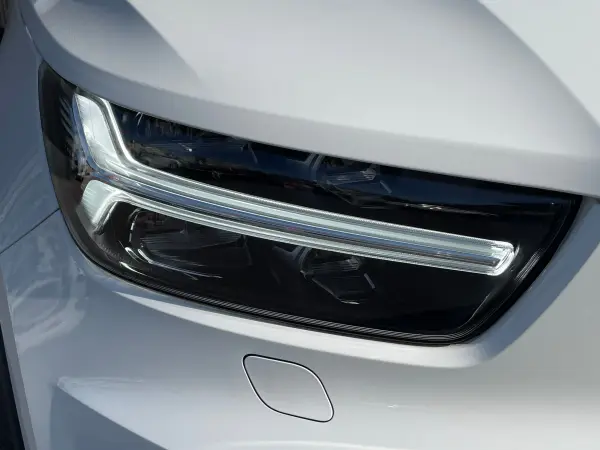 Volvo XC40 B4 AWD Momentum 4WD with Factory Navigation/Digital TV/CarPlay/360 Camera/Power Seats/Seat Heaters/Power Tailgate/ACC/Collision Mitigation Braking/Steering Wheel Heater/Factory 18-inch Alloy Wheels/Corner Sensors/LED Headlights/Smart Key (Ice White [614]) — photo 8