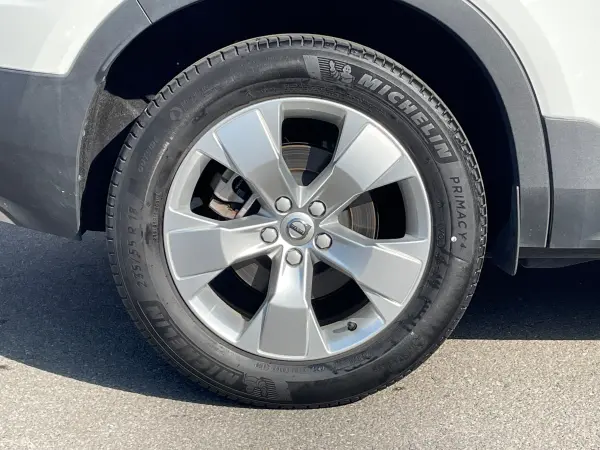 Volvo XC40 B4 AWD Momentum 4WD with Factory Navigation/Digital TV/CarPlay/360 Camera/Power Seats/Seat Heaters/Power Tailgate/ACC/Collision Mitigation Braking/Steering Wheel Heater/Factory 18-inch Alloy Wheels/Corner Sensors/LED Headlights/Smart Key (Ice White [614]) — photo 9