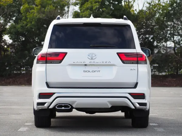 2023 Toyota Landrcuiser 300 — photo 3