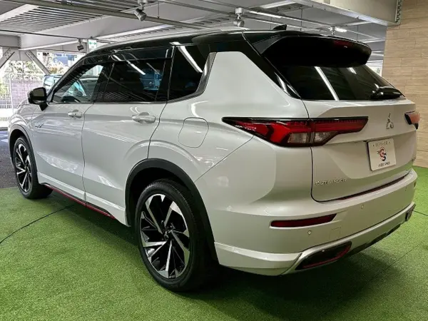 Mitsubishi Outlander PHEV 2.4 P 4WD Two-Tone Color / Rally Art Spoiler / Sunroof / BOSE Sound / Navi TV / Bluetooth Connection / Seat Heater / Radar Cruise / Collision Mitigation / Lane Assist / Power Seat / AC100V (White Diamond / Two-Tone) — photo 7