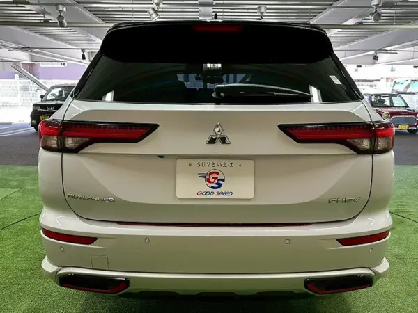 Mitsubishi Outlander PHEV 2.4 P 4WD Two-Tone Color / Rally Art Spoiler / Sunroof / BOSE Sound / Navi TV / Bluetooth Connection / Seat Heater / Radar Cruise / Collision Mitigation / Lane Assist / Power Seat / AC100V (White Diamond / Two-Tone) — photo 8