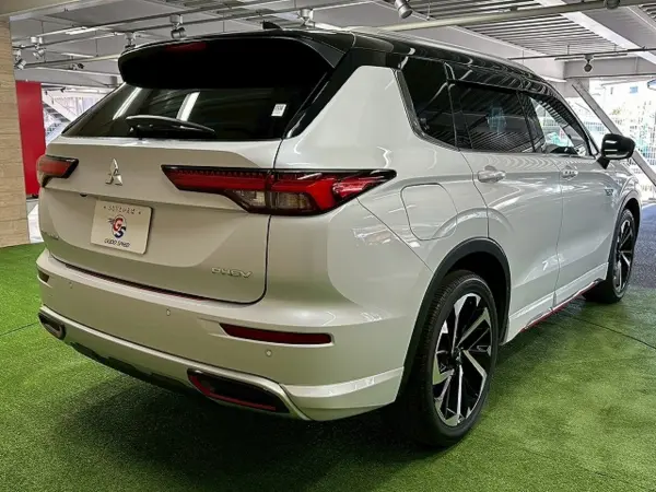 Mitsubishi Outlander PHEV 2.4 P 4WD Two-Tone Color / Rally Art Spoiler / Sunroof / BOSE Sound / Navi TV / Bluetooth Connection / Seat Heater / Radar Cruise / Collision Mitigation / Lane Assist / Power Seat / AC100V (White Diamond / Two-Tone) — photo 9