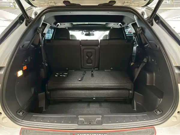 2022 Mitsubishi Outlander — photo 2