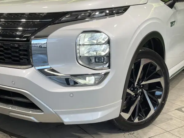 Mitsubishi Outlander PHEV 2.4 P 4WD Non-Smoking Sunroof Genuine 9-inch Navi 360 Camera My Pilot Digital Inner Mirror Memory Power Seat Front & Middle Seat Heater 7-Seater Power Rear Gate Power Parking Paddle Shift (White Diamond/Black Mica) — photo 8