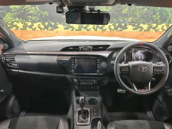 2023 Toyota Hilux — photo 2