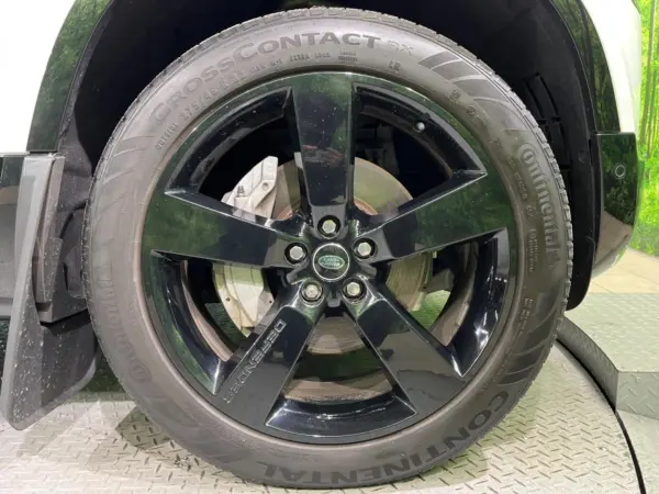 Land Rover Defender 110 X Dynamic HSE 3.0L D300 Diesel Turbo 4WD Certified Used Car Sunroof Air Suspension Front Seat Heaters & Ventilation Meridian Adaptive Cruise Blind Spot Surround Camera LED Headlights Genuine 22-inch Alloy Wheels Spare Wheel Cover (Fuji White (Solid)) — photo 9