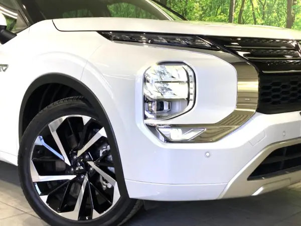 Mitsubishi Outlander PHEV 2.4 P 4WD Panorama Sunroof BOSE Genuine 9-inch Navi 360 Camera 100V Power Outlet Collision Mitigation BSM Radar Cruise Control Seat Heater Power Rear Gate Clearance Sonar LED Headlights Genuine 20-inch Alloy ETC2.0 (White Diamond) — photo 9