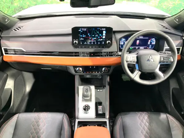 2022 Mitsubishi Outlander — photo 2