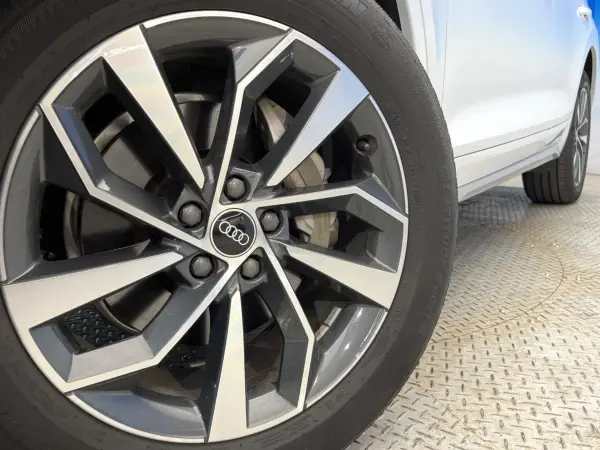 Audi Q5 40 TDI Quattro Advanced Diesel Turbo 4WD Late Model Luxury Package Plus Package with Privacy Glass, Digital Terrestrial Tuner, 4-Zone Auto Air Conditioning, Surround View Camera, Virtual Cockpit Plus, Power Tailgate, Auto High Beam, Genuine Navigation (Ibis White) — photo 9