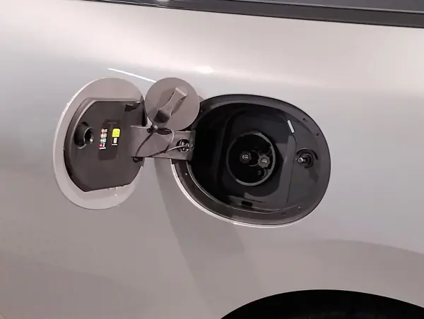 Mini Cooper SE 3-Door One Owner Classic Trim 360-Degree Camera Heated Steering Wheel Heated Seats Head-Up Display Power Seats 17-Inch Alloy Wheels Active Cruise Control Collision Mitigation Braking (Melting Silver III) — photo 7